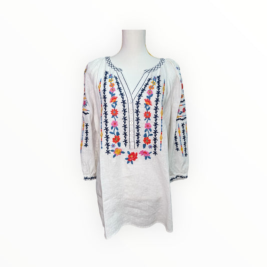 WHITE V-NECK BUTTON DOWN EMBRODIERED TOP